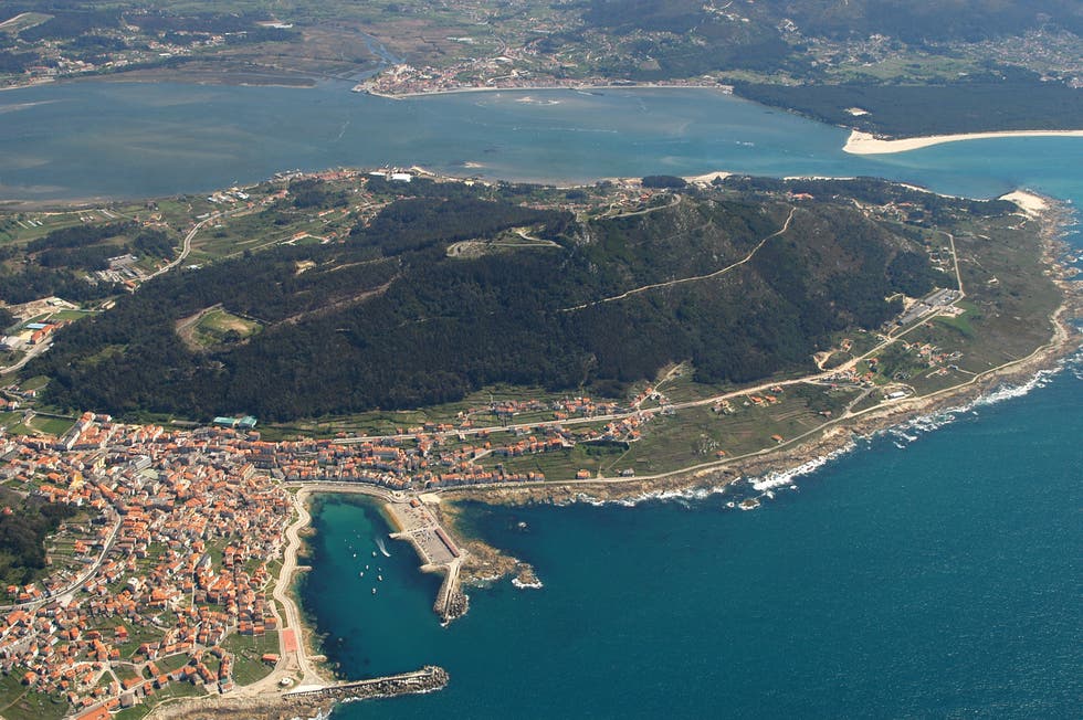 Vista aérea do Monte Tegra e a vila mariñeira da Guarda. Detrás o río Miño e Portugal. 