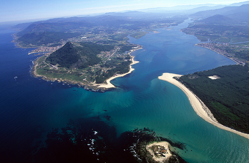 Vista aérea da desembocadura do Río Miño, fronteira natural que separa A Guarda de Portugal.