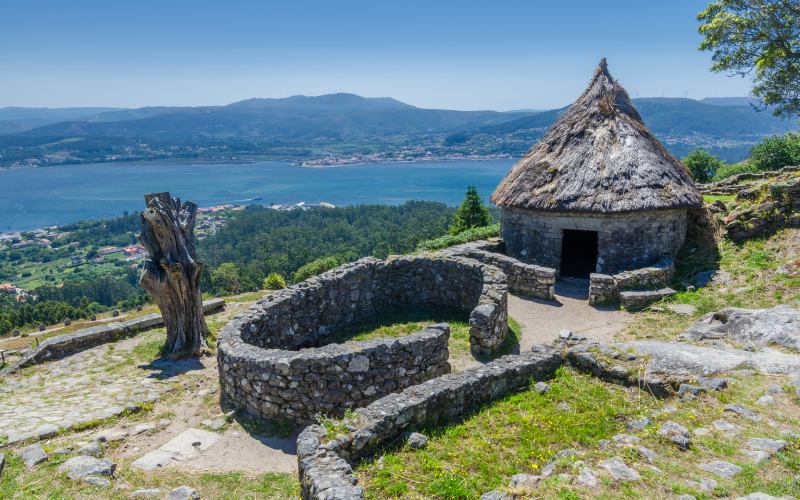 Castro Celta do Monte Tegra, o fondo o río Miño e Portugal. 